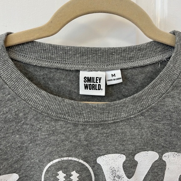 Women's SmileyWorld Love Above All Graphic Sweatshirt Gray M Smiley Company NWT - Picture 7 of 13